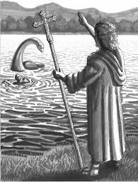 Rezkarc: Kolumban megpillantja a Loch Ness-to szornyet, Nessie-t es jobb kezet felemelve megallitja, bal kezeben bot kereszttel a tetejen. A bamban nezo Nessie elott riadt emberalak a vizben.